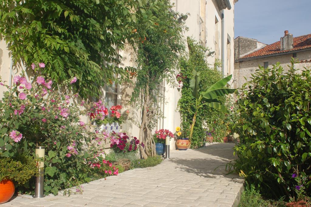 Hotel Du Donjon Aulnay  المظهر الخارجي الصورة
