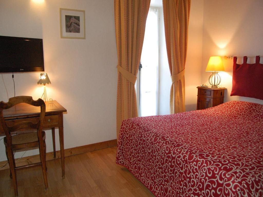 Hotel Du Donjon Aulnay  الغرفة الصورة