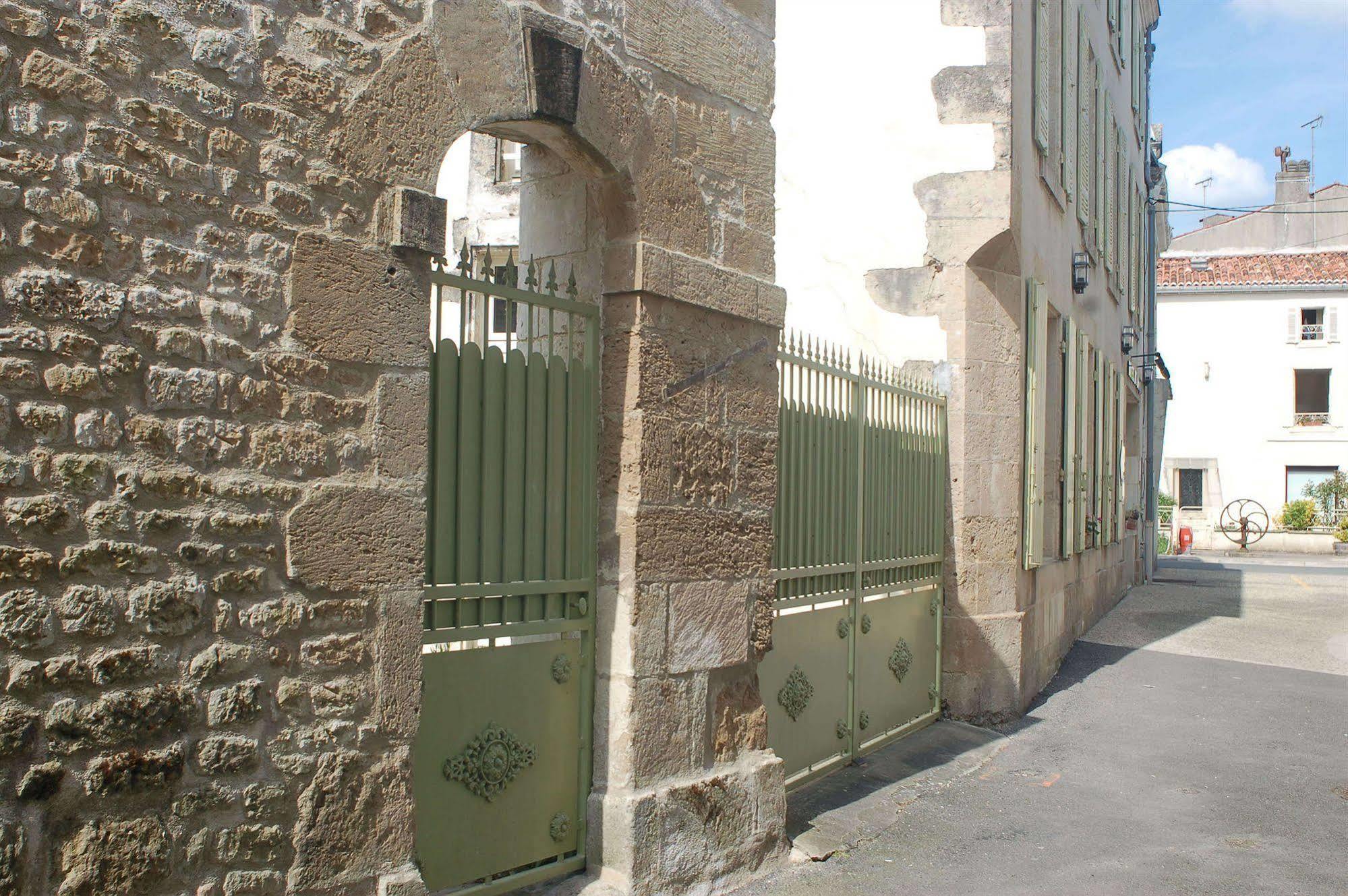 Hotel Du Donjon Aulnay  المظهر الخارجي الصورة